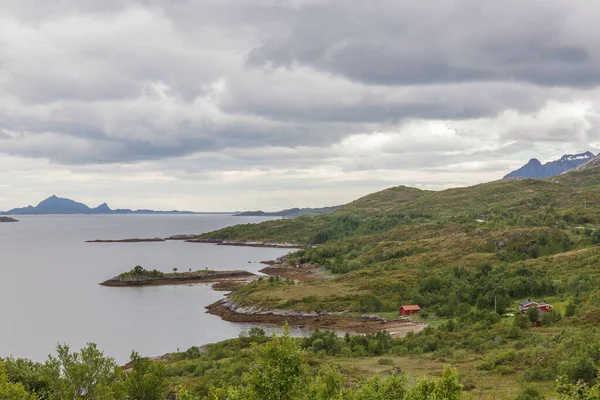 美しいノルウェーの風景 フィヨルドの眺めだ澄んだ水のノルウェーの理想的なフィヨルドの反射曇りの天気で 選択的焦点 — ストック写真