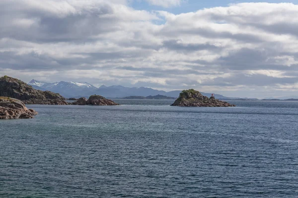 Mystisk Fjord Norge Med Fjäll Och Dimma Hängande Över Vattnet — Stockfoto