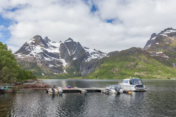 ノルウェーのフィヨルドの岸にボートがある桟橋 — ストック写真