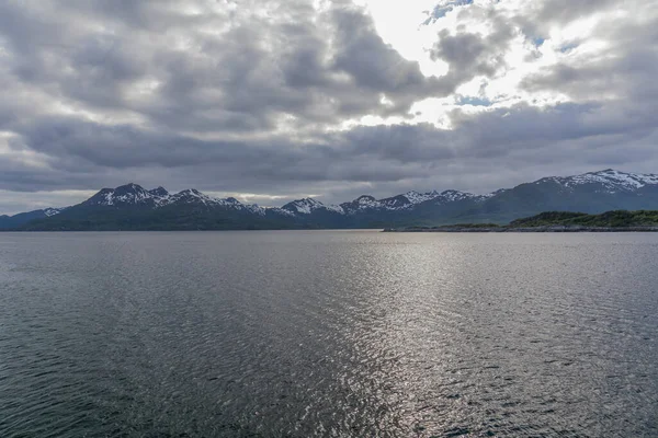 挪威美丽的风景 看峡湾的景色 挪威理想的峡湾反射在清澈的水中 选择性重点 — 图库照片