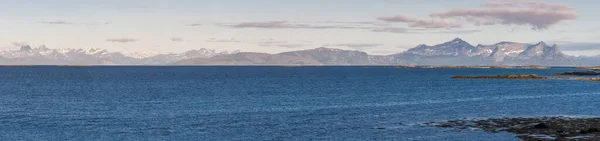 峡湾尽头的全景视图 挪威美丽的风景 用绿松石水看峡湾 挪威在清水中的理想峡湾反射 — 图库照片