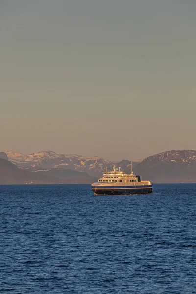 Navio Navegando Água Azul Dos Fiordes Norwegian Dia Polar Sol — Fotografia de Stock