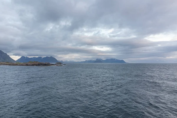 Schöne Aussicht Auf Die Norwegischen Fjorde Mit Türkisfarbenem Wasser Umgeben — Stockfoto