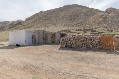 Moğolistan 'ın bozkırlarında göçebe insanların kışın yaşadığı ve ağılları.