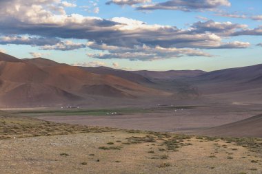 Altai Dağları 'ndaki kuru Moğol manzaraları, geniş bir manzara..