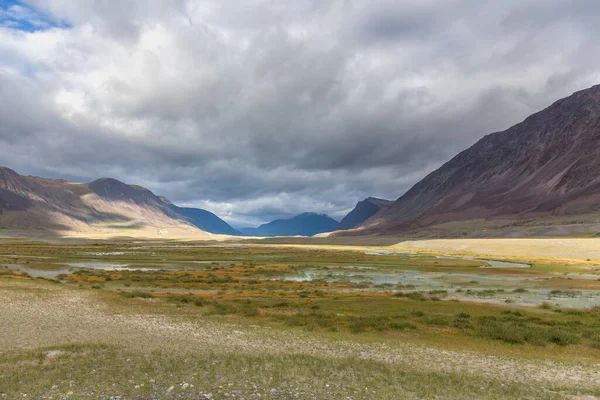 Krajobraz Doliny Pagórkowatych Wzgórzach Zachodniego Stepu Mongolskiego — Zdjęcie stockowe