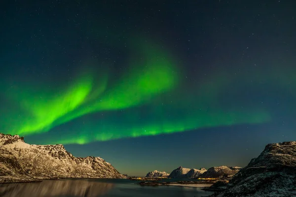 Aurora Borealis Ostrovech Lofoten Norsko Zelená Severní Světla Nad Horami — Stock fotografie