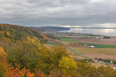 İsveç 'in başkenti Jonkoping' teki Granna 'da Brahehus Kalesi' nden çekilen küçük bir İsveç köyü ile Vattern Gölü manzarası..