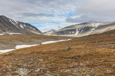 Sonbaharda İsveç 'in kuzeyinde Sarek Ulusal Parkı, seçici odaklı