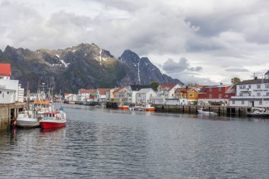 Lofoten, Norveç - 20 Haziran 2017: Yazın Henningsvaer limanının manzarası. Henningsvaer, Austvagoya, Lofoten 'de yer alan bir balıkçı kasabasıdır.