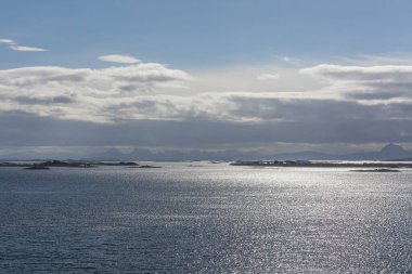 Norveç 'te gizemli bir fiyort. Dağlar ve sis, suyun üzerinde tek renkli güzel bir renkle süzülüyor. seçici odak