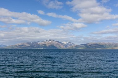 Güzel Norveç manzarası. Fiyortların manzarası. Norveç bulutlu havada temiz suda fiyort yansıması için idealdir. seçici odak