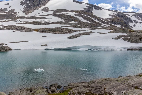 Refleksi Pegunungan Bersalju Air Pirus Fjord Norwegia Fokus Selektif — Stok Foto