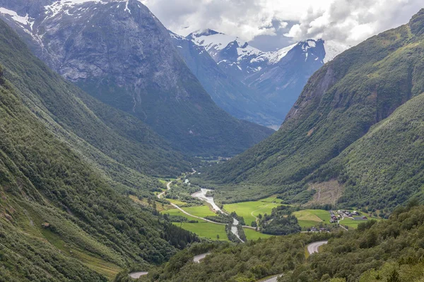 Norvegia Bella Vista Montagna Con Cielo Nuvoloso Green Valley Vista — Foto Stock