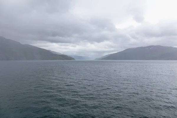 Bella Vista Dei Fiordi Norvegesi Con Acqua Turchese Circondata Cielo — Foto Stock