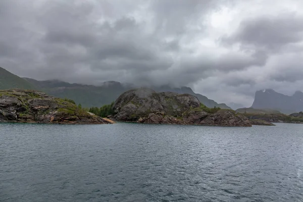 Noorse Fjord Bergen Omgeven Door Wolken Middernachtzon Pooldag Ideale Fjord — Stockfoto