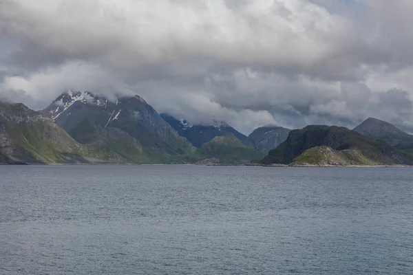 Mystisk Fjord Norge Med Fjell Tåke Hengende Vannet Vakker Monokrom – stockfoto