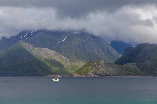 Nave Che Naviga Sulle Acque Blu Dei Fiordi Norvegesi Giorno — Foto Stock