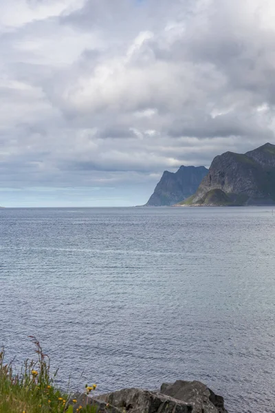 Hermoso Paisaje Noruego Vista Los Fiordos Noruega Reflejo Ideal Del — Foto de Stock