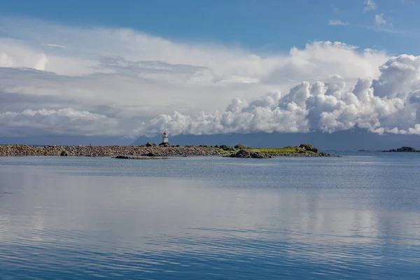 曇り空に囲まれたターコイズブルーの水でノルウェーのフィヨルドの美しい景色 選択的な焦点 — ストック写真