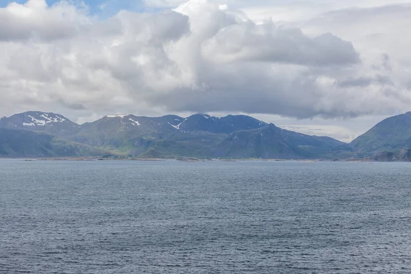 挪威的一种神秘的峡湾 山雾笼罩着水面 呈现美丽的单色蓝色 选择性重点 — 图库照片