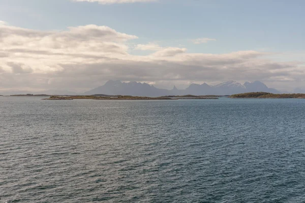 Пейзаж Вид Фьорды Норвегия Идеальное Отражение Фьорда Прозрачной Воде Облачную — стоковое фото