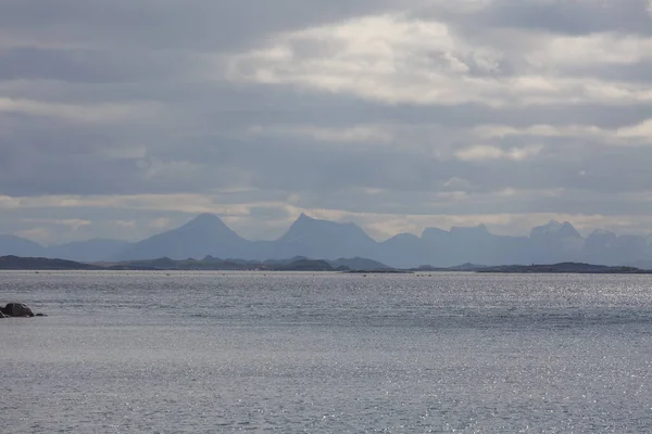 Mystisk Fjord Norge Med Fjäll Och Dimma Hängande Över Vattnet — Stockfoto