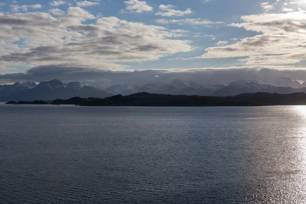 挪威美丽的风景 看峡湾的景色 在多云的天气下 挪威理想的峡湾反射在清澈的水中 选择性重点 — 图库照片