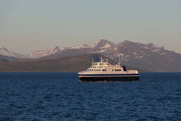 Navio Para Visitar Fiordes Noruega Dia Polar Sol Meia Noite — Fotografia de Stock