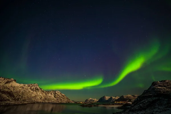 在挪威的罗浮敦 北极光笼罩在峡湾的山上 天空上有许多星星 快门速度很长 — 图库照片