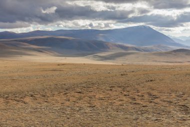 Moğolistan manzarası. Bayar-Ulgii 'deki Altai Tavan Bogd Milli Parkı