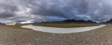 Tipik Moğolistan manzaraları. Dağ yamaçları ve vadiler. Altai, Moğolistan