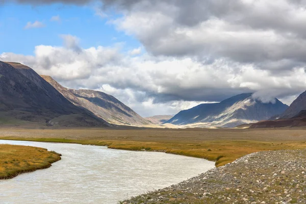 Landschaften Der Mongolei Fluss Berge Und Schöner Sommerhimmel — Stockfoto