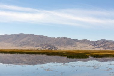Altai dağlarındaki vahşi dağ gölü, yaz manzarası, Moğolistan manzarası. Bayar-Ulgii 'deki Altai Tavan Bogd Ulusal Parkı. Dağların arkasındaki manzaralı vadi.