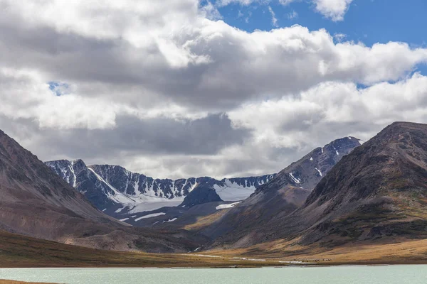 Increíble Paisaje Natural Altai Lago Tranquilo Con Agua Esmeralda Rodeado — Foto de Stock