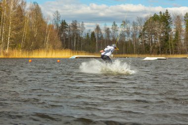 Fagersta, İsveç - Maj 01, 2020: Gölde Wakeboard yapan gençler.
