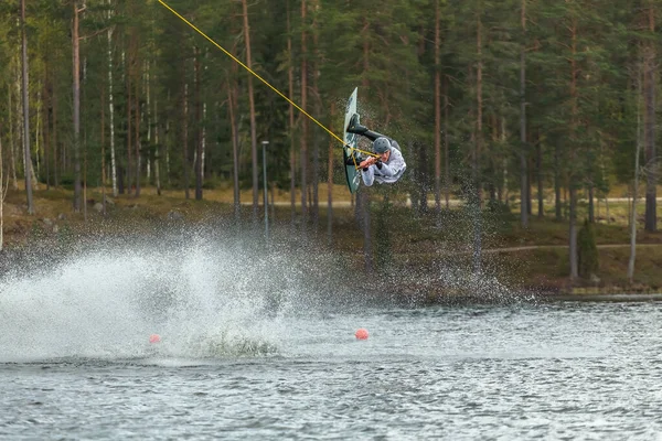 Fagersta Švédsko Maj 2020 Teenageři Dělají Extrémní Skok Wakeboarding Kolem — Stock fotografie