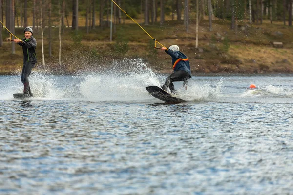 Fagersta Suecia Mayo 2020 Dos Adolescentes Wakeboarders Lago Durante Una — Foto de Stock