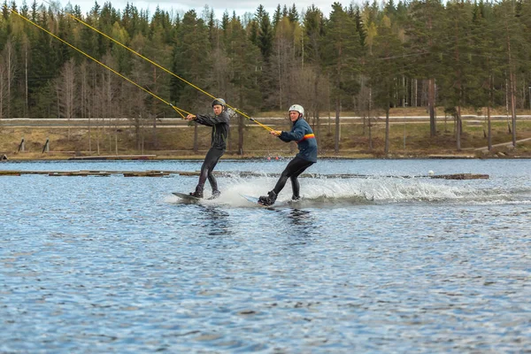 Fagersta Sverige Maj 2020 Två Tonåringar Wakeboardåkare Sjö Idrottslektion — Stockfoto