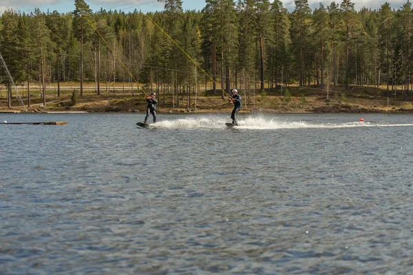 Fagersta Suecia Mayo 2020 Dos Adolescentes Wakeboarding Lago — Foto de Stock