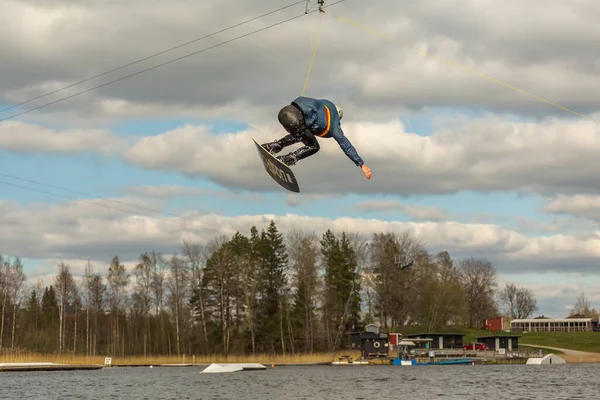 Fagersta Szwecja Maj 2020 Człowiek Robi Ekstremalny Skok Wakeboarding Wokół — Zdjęcie stockowe