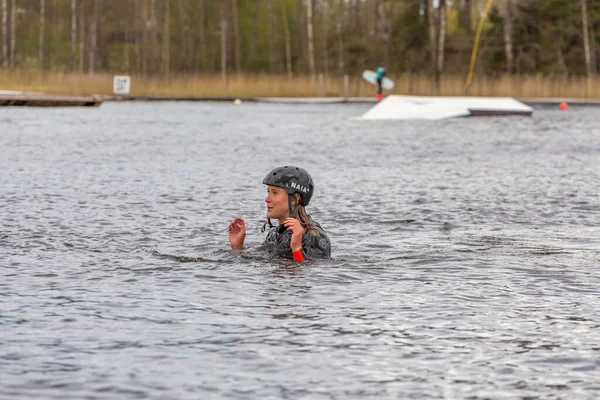 Fagersta Svédország Maj 2020 Lány Tizenéves Wakeboarder Fells Vízbe Egy — Stock Fotó