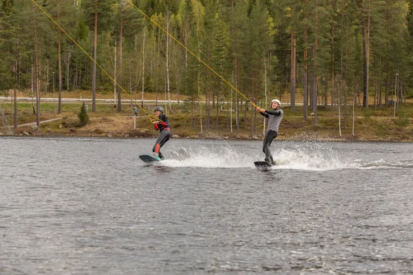 Fagersta Švédsko Maj 2020 Dva Teenageři Dívka Chlapec Wakeboardisté Jezeře — Stock fotografie