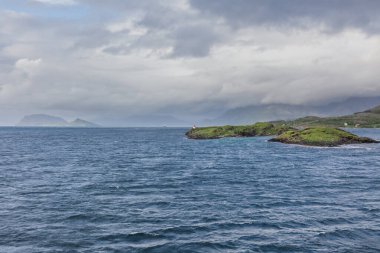 Güzel Norveç manzarası. Fiyortların manzarası. Norveç bulutlu havada temiz suda fiyort yansıması için idealdir. seçici odak
