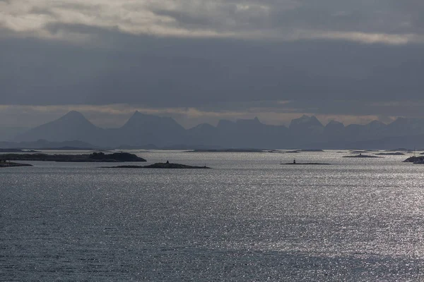 Güzel Norveç Manzarası Fiyortların Manzarası Norveç Bulutlu Havada Temiz Suda — Stok fotoğraf