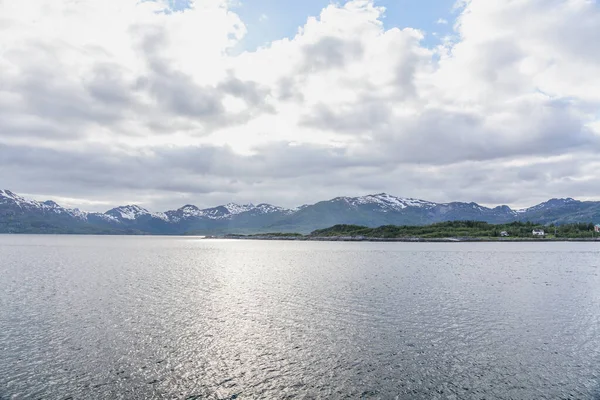 Fiordo Mistico Norvegia Con Montagne Nebbia Appese Sull Acqua Durante — Foto Stock