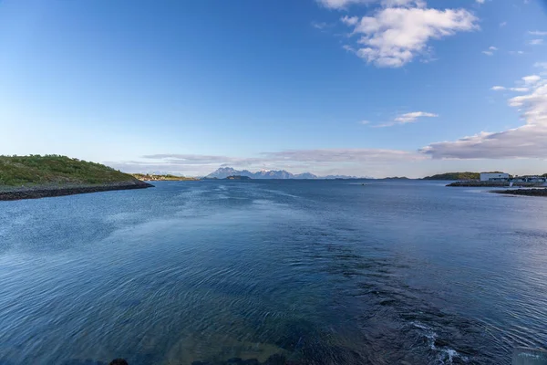美しいノルウェーの風景 フィヨルドの眺めだ澄んだ水のノルウェーの理想的なフィヨルドの反射曇りの天気で 選択的焦点 — ストック写真