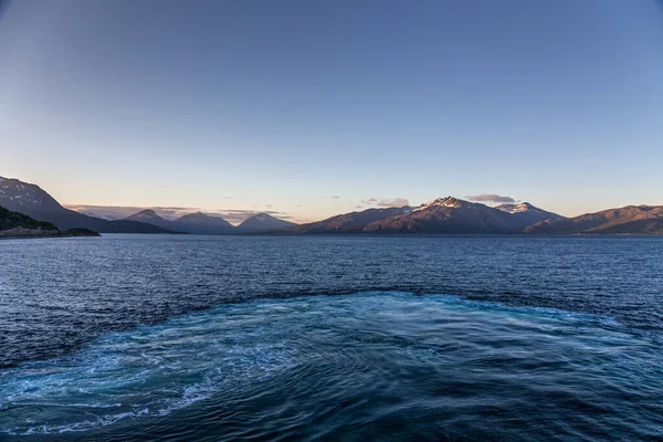 Fiordo Norvegese Montagne Circondate Nuvole Sole Mezzanotte Giorno Polare Riflesso — Foto Stock
