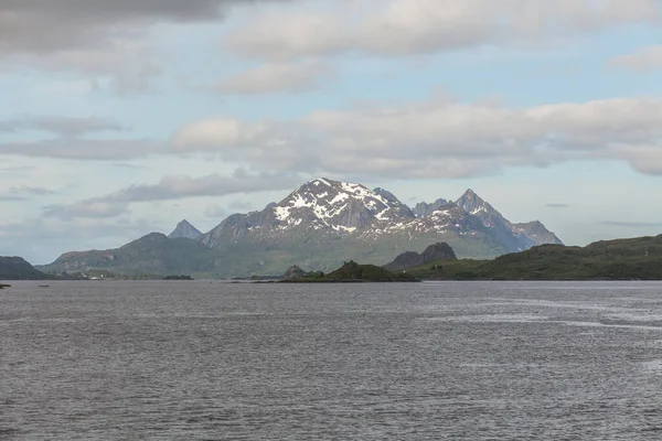 Hermosa Vista Los Fiordos Noruegos Con Agua Turquesa Rodeada Cielo — Foto de Stock