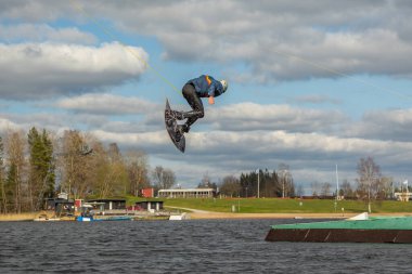 Fagersta, İsveç - Maj 01, 2020: İnsanoğlu wakeboard 'a aşırı atlıyor, etrafta bir sürü sıçrama oluyor